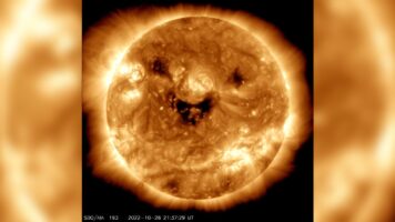 Вселенското летало на НАСА го фотографираше Сонцето „насмеано“