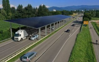 Германците поставуваат соларни панели над патиштата