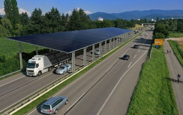 Германците поставуваат соларни панели над патиштата