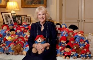 Кралицата Камила се фотографира со 1.000 плишани мечиња, кои ќе им бидат донирани на деца