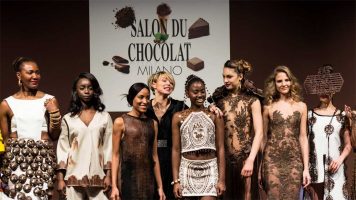 Модна ревија со фустани од чоколадо и скулптура висока четири метри на саем за чоколадо во Париз