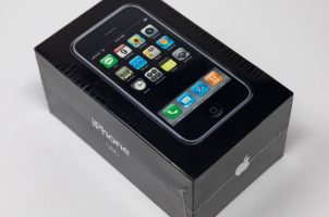 Оригинален и неотворен iPhone од 2007 продаден за скоро 40.000 долари