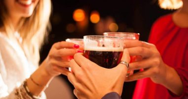Поинтелигентните луѓе пијат повеќе алкохол, се вели во новите истражувања