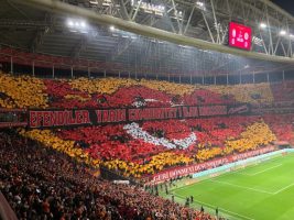 Спектакуларна кореграфија на навивачите на Галатасарај