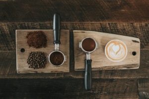 Три чаши кафе штитат од кардиоваскуларни болести
