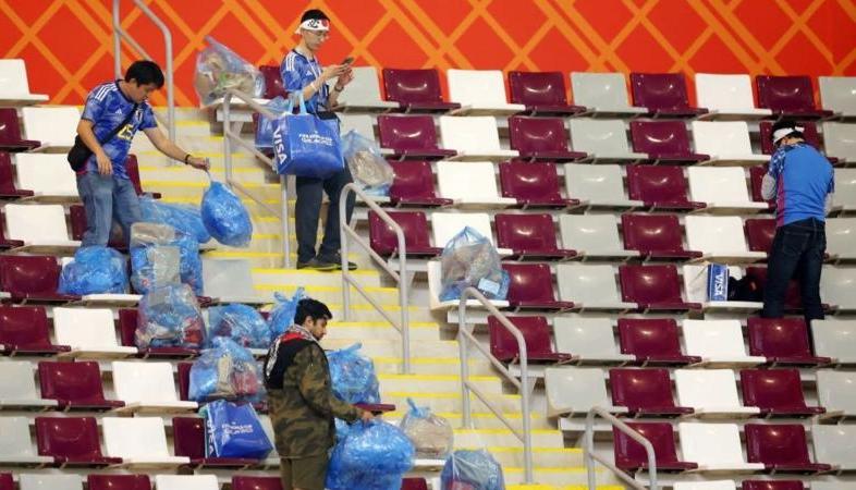 Јапонците направија пауза од славењето за да ги исчистат трибините по победата над Германија