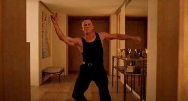 (Видео) Даниел Крег тверкаше во реклама за вотка и покажа колку е неодоливо секси