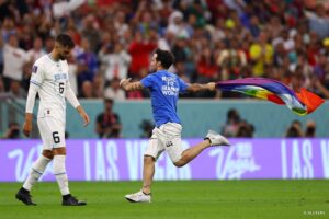 (Видео) Навивач со знамето на виножитото го прекина натпреварот Португалија- Уругвај