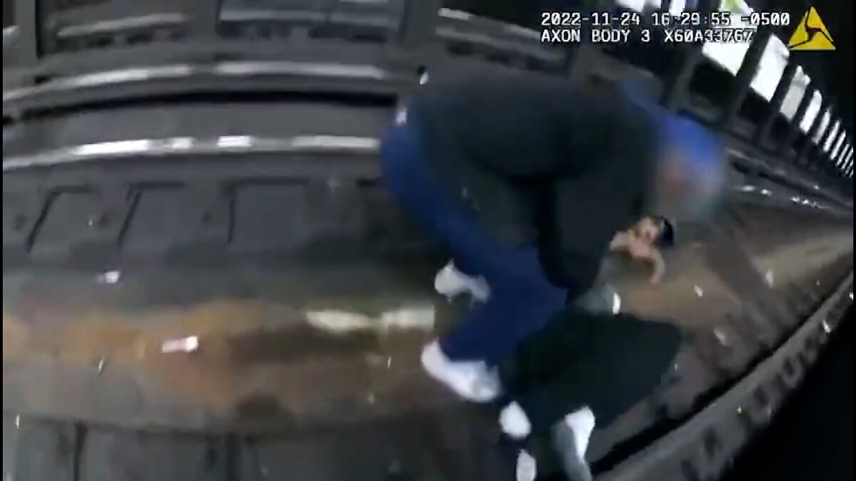(Видео) Полицајци во Њујорк спасија маж кој заглави на шини пред да помине воз