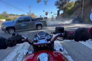 (Видео) Само чудо го спаси, моторџија преживеа тешка сообраќајка во Лос Анџелес