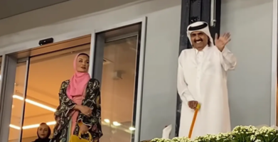 (Видео) Сопругата на шеикот Хамад бин Калиф ги насмеа сите со реакцијата во Катар додека тој ѝ мавташе на згодна Бразилка
