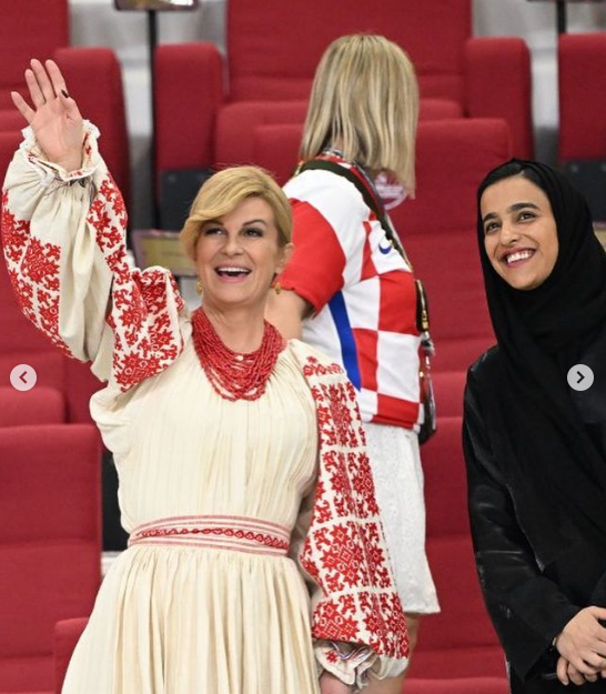 (Галерија) Колинда во народна носија ги бодреше хрватските фудбалери на Светско