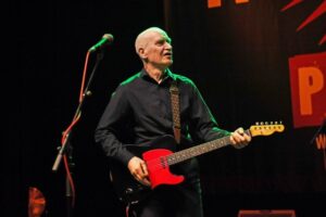 Почина гитаристот Вилко Џонсон, кој се прослави со групата „Доктор Филсгуд“
