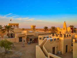 Филмска локација среде пустина на еден час возење од Доха, го нарекуваат село на духови