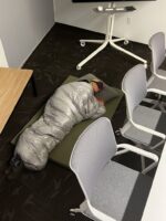 Шеф спие на под во канцеларија на Твитер, вработените шокирани