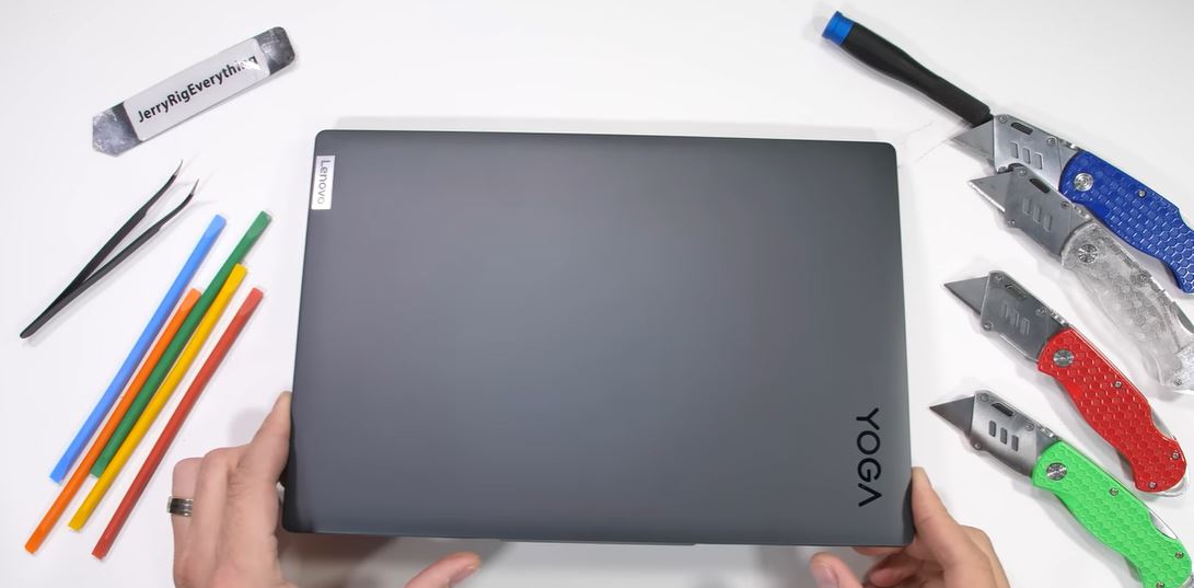 ВИДЕО: Како изгледа внатрешноста на лаптопот од карбонски влакна?