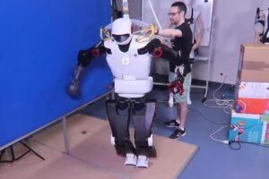ВИДЕО: Роботи учат да се потпираат на ѕид за да не паѓаат
