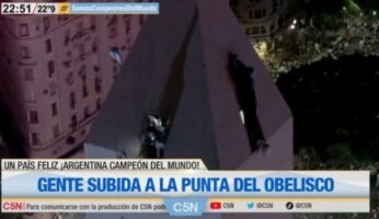 (Видео) Аргентинец висеше 71 метар над земјата за да ги пречека Меси и фудбалерите