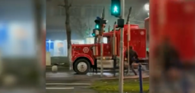(Видео) Божиќниот камион на „Кока Кола“ се запали во Букурешт