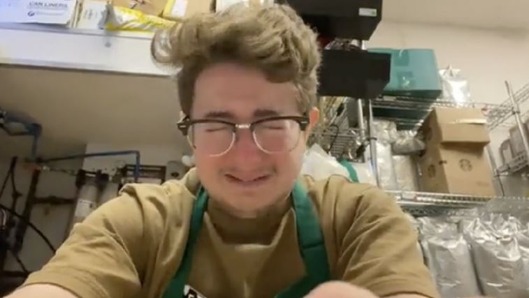 (Видео) Вработен во „Старбакс“ плаче и се жали дека мора да работи осум часа на ден