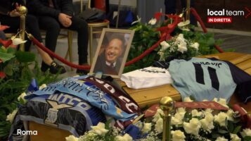 (Видео) Збогум Синиша: Фудбалери, политичари, државници, навивачи се простија од славниот фудбалер