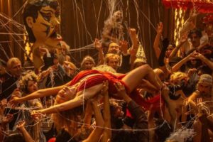 (Видео) Маргот Роби глуми експлицитна сцена со оргии во филмот „Бабилон“