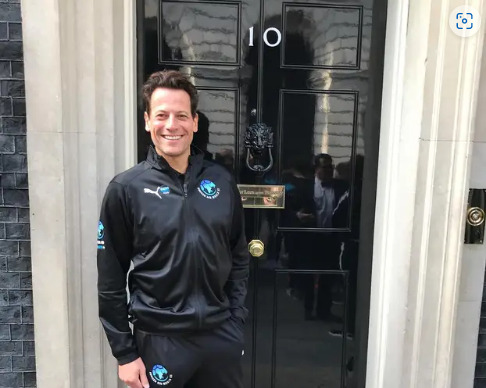 Глумецот Јоан Грифид вели дека едвај врзува крај со крај, бившата не ми дава да ја продадам куќата, па девојка ми мора да ме финансира