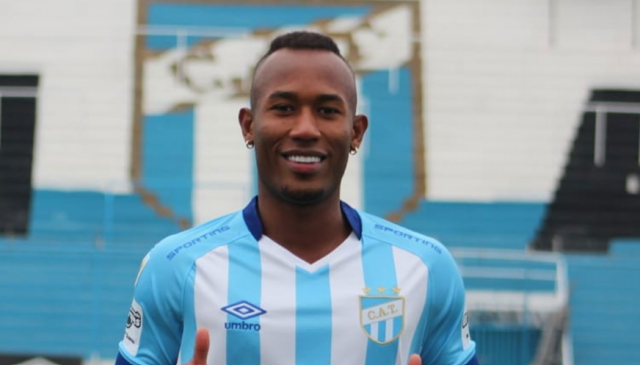 Млад колумбиски фудбалер почина за време на тренинг
