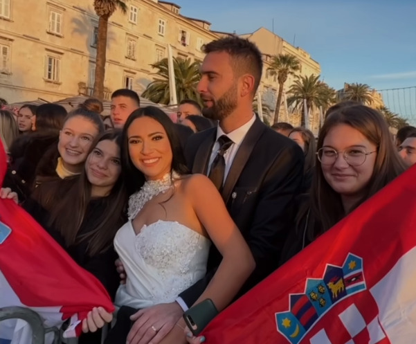 Младенци од Сплит направија свадбена фотосесија на плоштатдот додека се славеше бронзата на фудбалерите