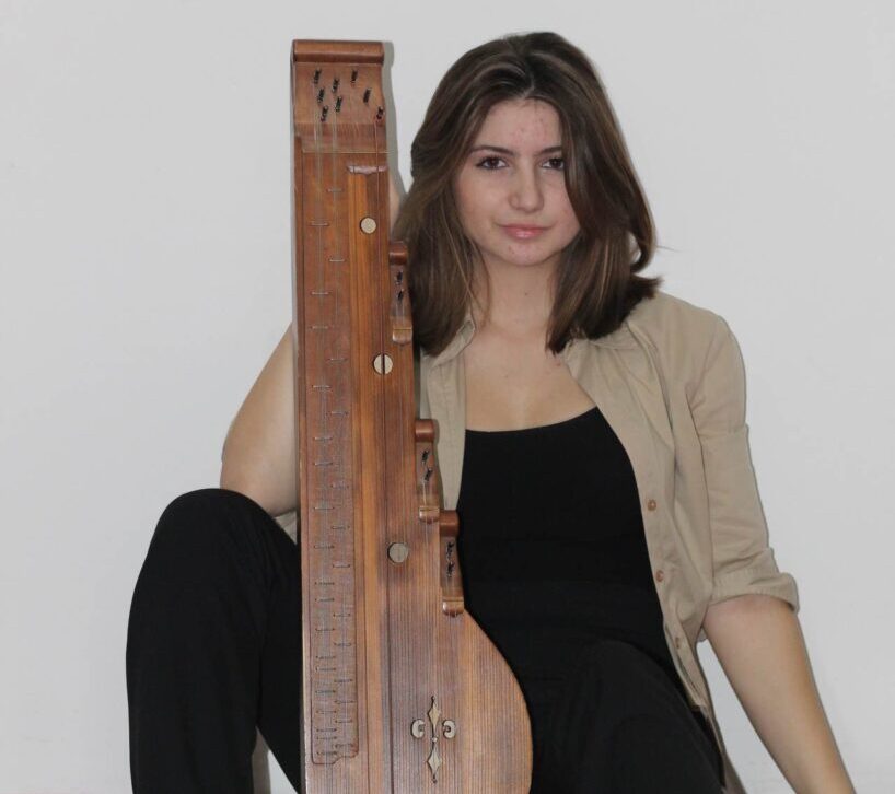 Симона Трајкоска музицира на унгарска цитра и е една од ретките што свират на овој инструмент во нашата земја