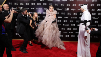 Шерон Стоун во фустан од тул и црни ракавици, на премиера во Саудсика Арабија
