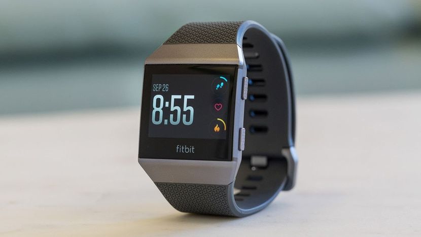 Fitbit ги повлече паметните часовници затоа што им прегоруваат батериите па може да дојде до изгореници на рацете