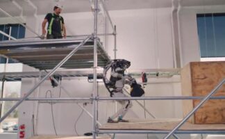 ВИДЕО: Роботот на Boston Dynamics покажа нови вештини, се качи на скеле и испорача алат
