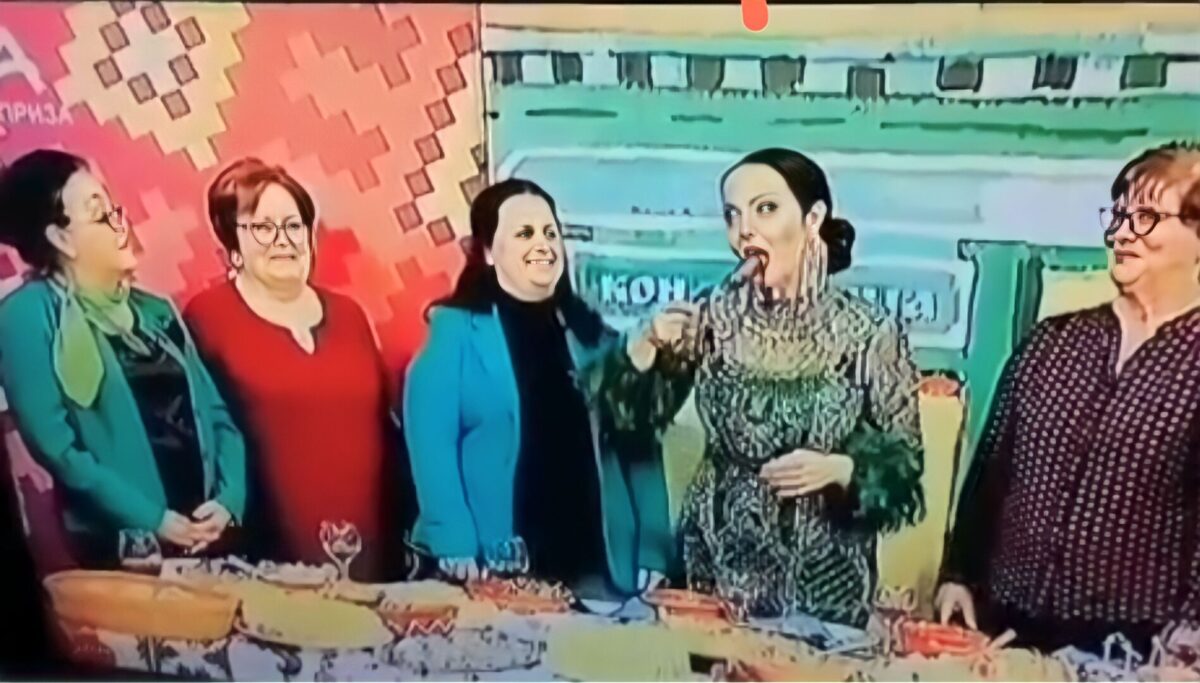  (Видео) Адријана Алачки го проба колбасот на градоначалникот - мх, мх, мх