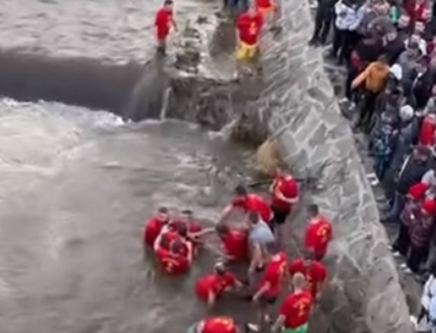 (Видео) Момчиња се туркаа и влечеа кој да го фати крстот во Крива Паланка