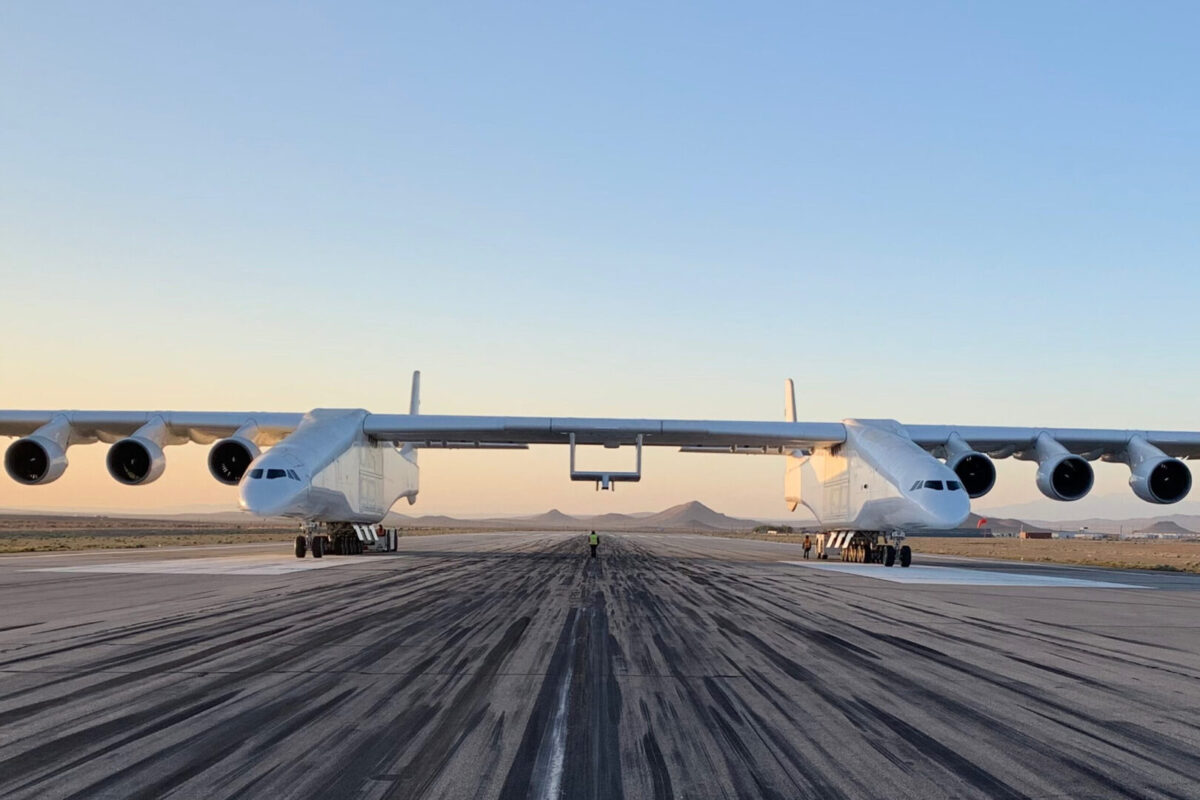 (Видео) Најголемиот авион во светот има крила подолги од фудбалско игралиште и постави рекорд со пробен лет од 6 часа