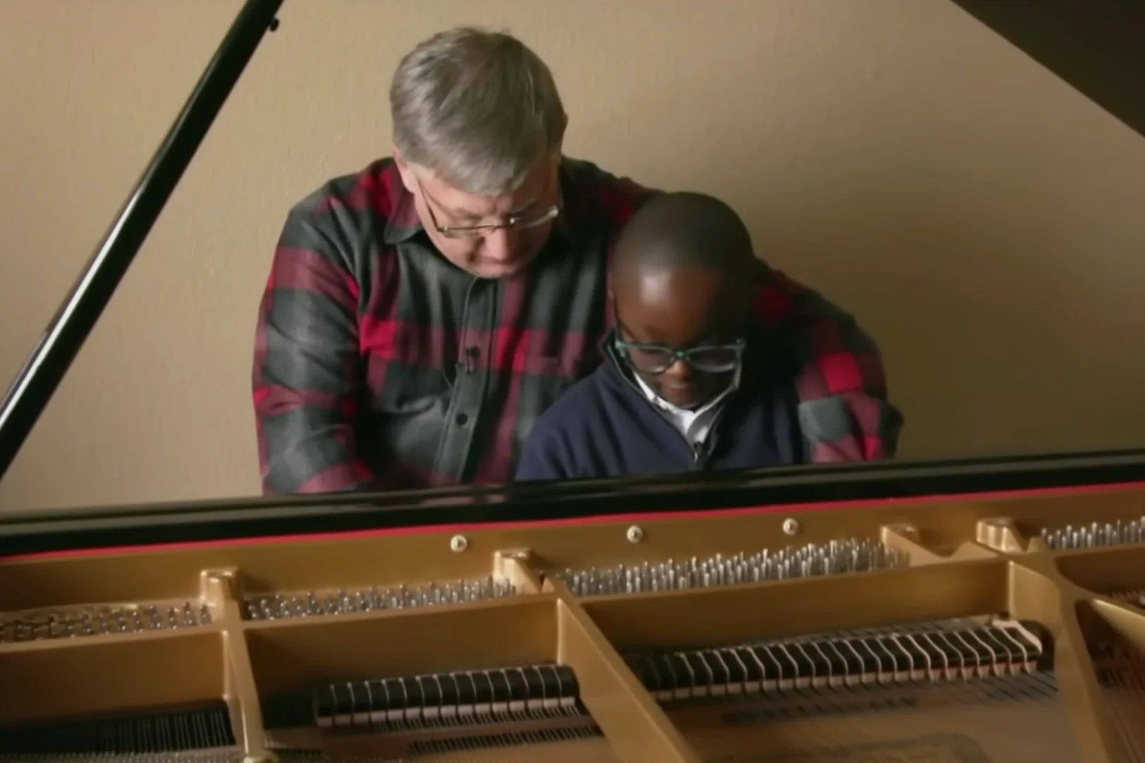 (Видео) Странец му подарил на аутистично дете клавир откако го слушнал како свири