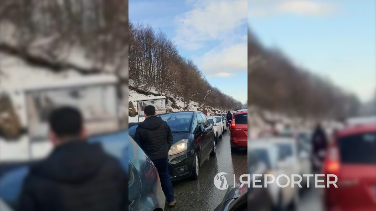 (Видео) Шапка колабира од паркирани автомобили: скијачите заглавија во километaрски колони