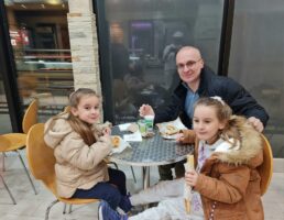 На кифла и јогурт-Антонио Милошоски со ќерките 