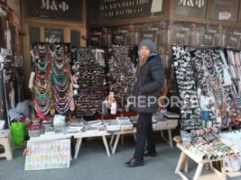 Скопјанката Валентина 12 години продава рачно изработен накит на улица Македонија: странците повеќе го ценат мојот труд