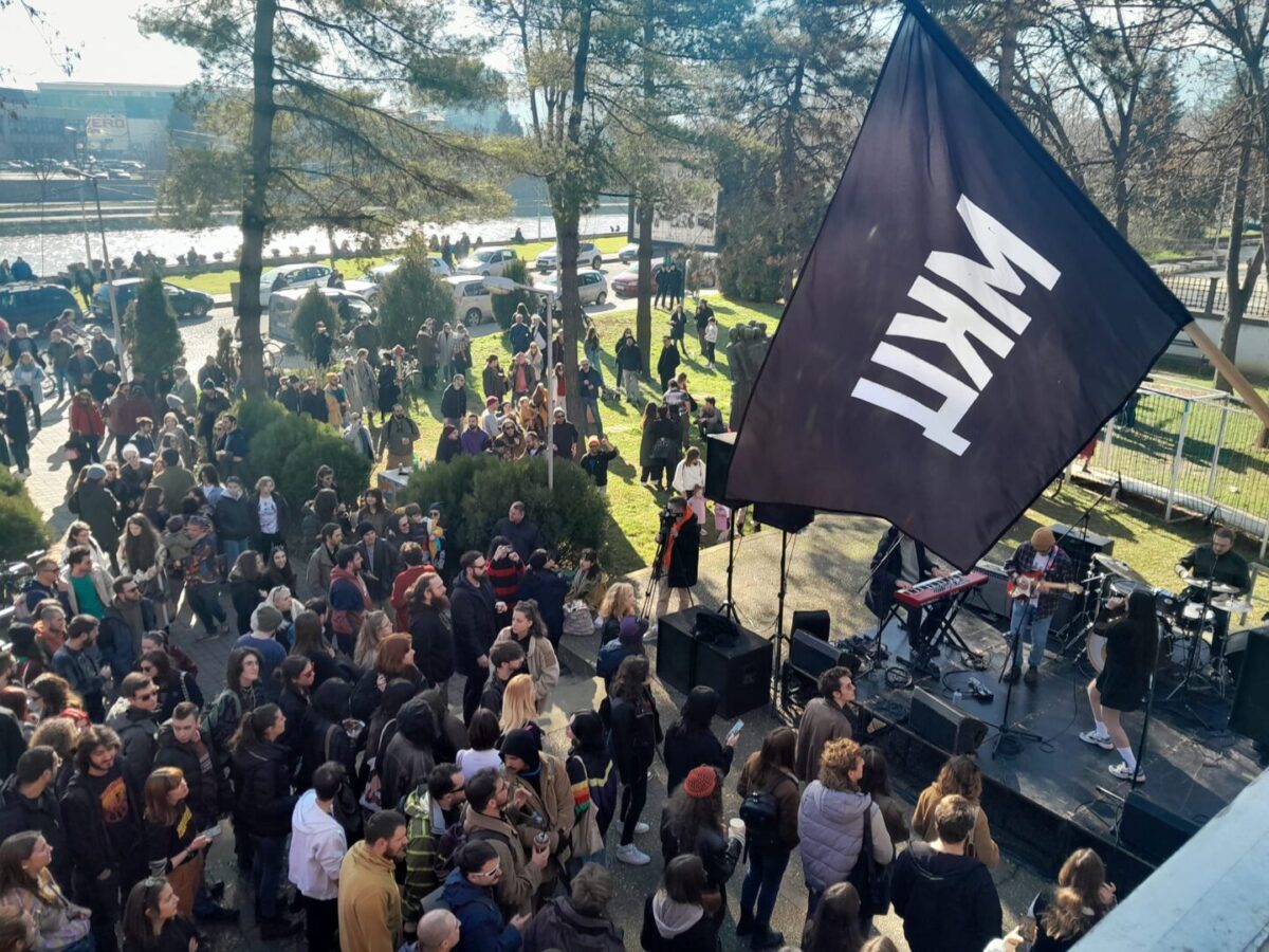 (Фото) Музичари, уметници и љубители на музиката се собраа денес да протестираат во одбрана на МКЦ