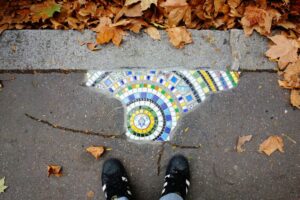 Француски уметник дупките на улиците ги поправа со уникатни мозаици