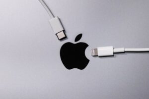 Apple не се откажува: Ќе биде USB-C, но малку поинаков