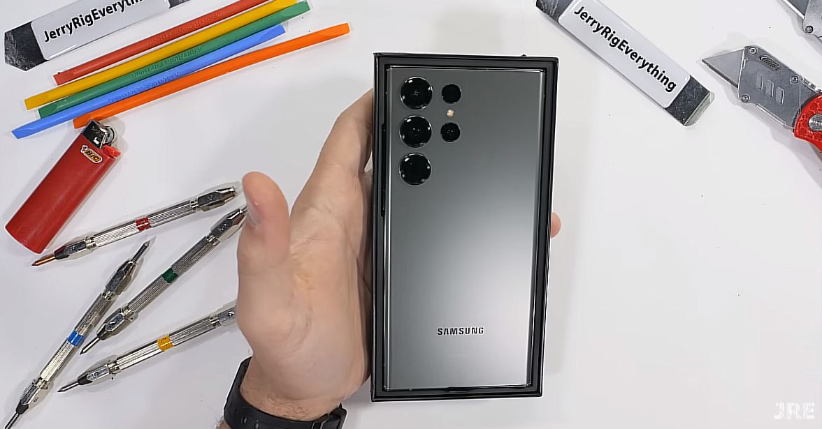 ВИДЕО: Погледнете колку е издржлив Galaxy S23 Ultra