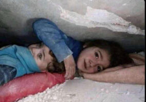 (Видео) Девојчето што го чуваше брат ѝ во урнатините по земјотресот може да ја изгуби ногата