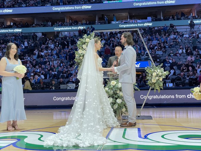 (Видео) Дечко и девојка од Далас се венчаа на полувреме од НБА натпревар