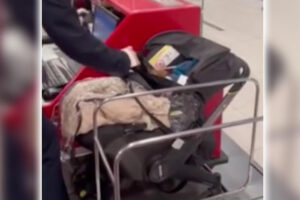 (Видео) Не сакале да платат билет за бебето, па му го оставиле на персоналот на аеродромот