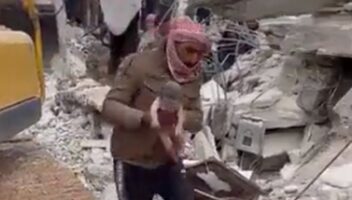 (Видео) Пронајдено живо новороденче со папочна врвца под урнатините во Сирија