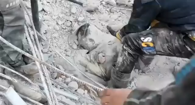 (Видео) Сириец се жртвувал да си го спаси синот во земјотресот