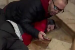 (Видео) Турист ја турна и ја скрши статуата на Исус во Ерусалим